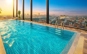 May De Ville Lakeside Hotel